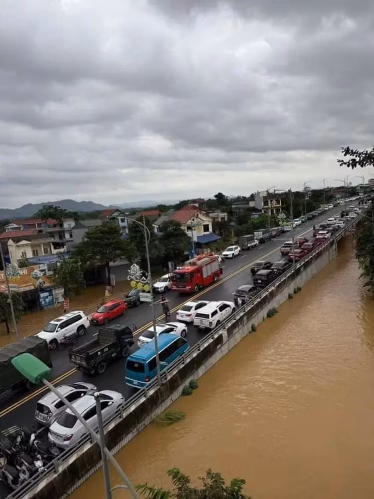 Hàng loạt ôtô chìm trong nước lũ ở Thái Nguyên - Hình 8 Hang loat oto chim trong nuoc lu o Thai Nguyen-Hinh-8