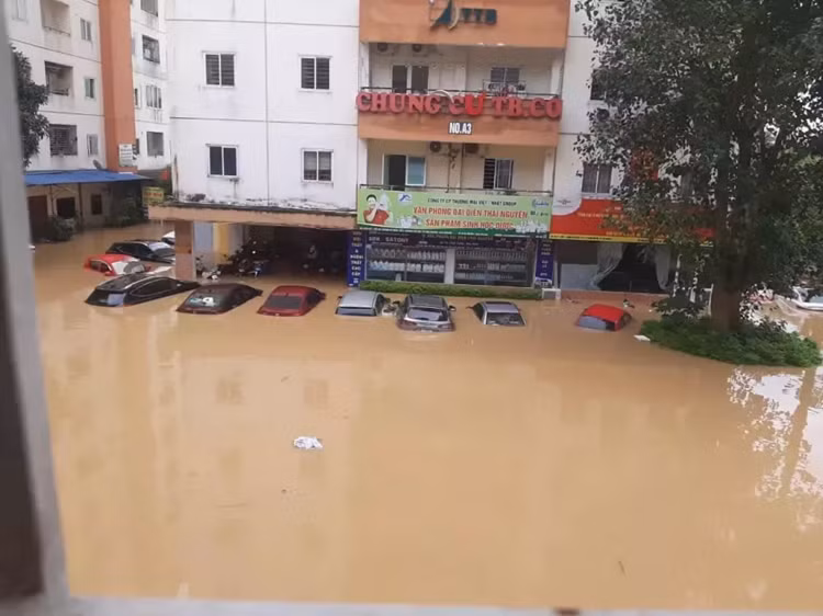 Hàng loạt ôtô chìm trong nước lũ ở Thái Nguyên - Hình 2 Hang loat oto chim trong nuoc lu o Thai Nguyen-Hinh-2