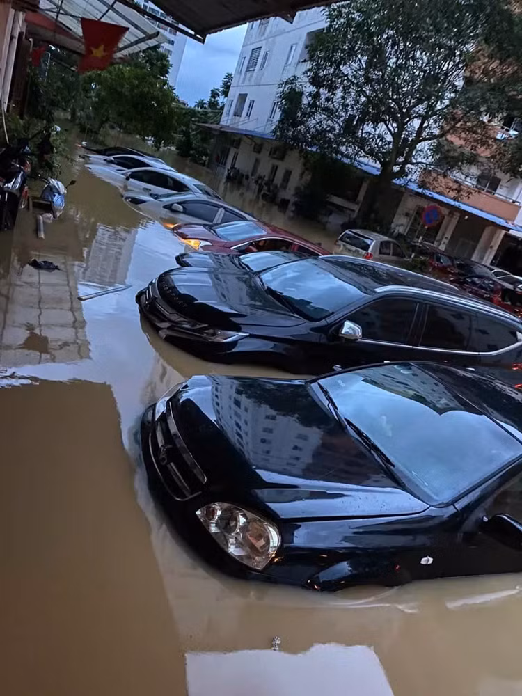 Hàng loạt ôtô chìm trong nước lũ ở Thái Nguyên - Hình 9 Hang loat oto chim trong nuoc lu o Thai Nguyen-Hinh-9