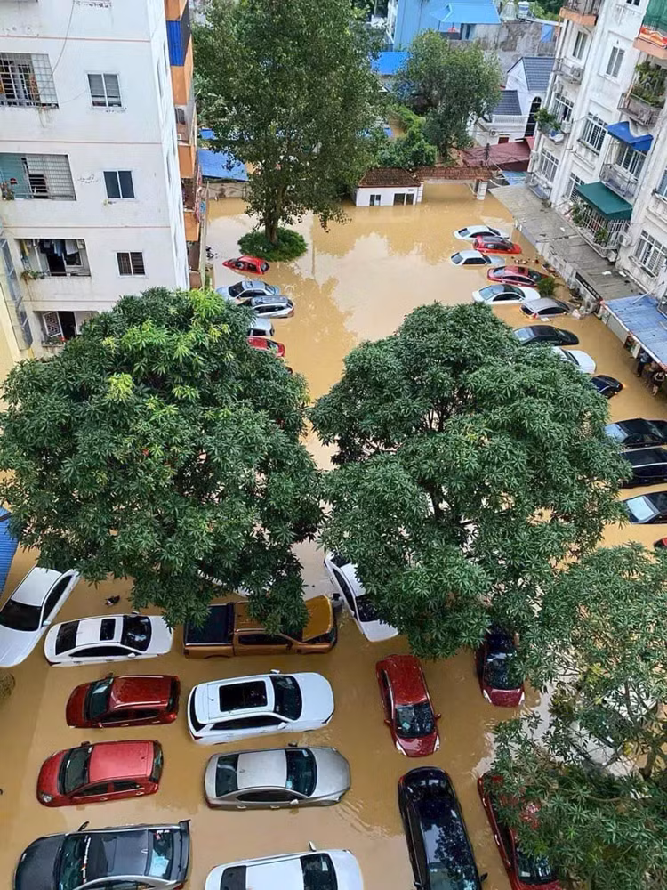 Hàng loạt ôtô chìm trong nước lũ ở Thái Nguyên - Hình 4 Hang loat oto chim trong nuoc lu o Thai Nguyen-Hinh-4