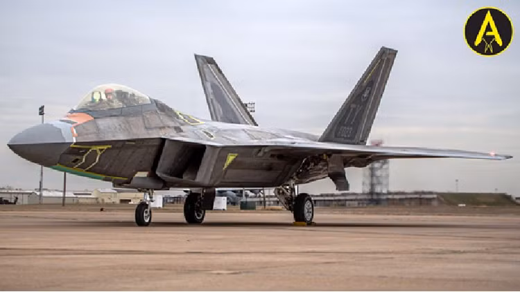 Lo anh tiem kich tang hinh F-22A “chap va” sau su co sap cang