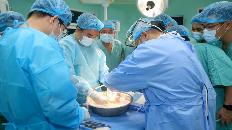 Hành trình ghép tim từ người chết não ở HN cứu bệnh nhân tại Quảng Nam - Hình 4 Hanh trinh ghep tim tu nguoi chet nao o HN cuu benh nhan tai Quang Nam-Hinh-4