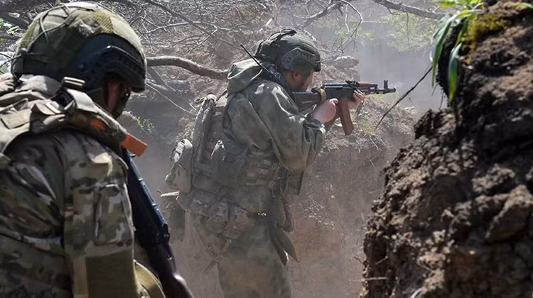 Quân Nga phục kích tiêu diệt nhóm binh sĩ mặc quân phục NATO Quan Nga phuc kich tieu diet nhom binh si mac quan phuc NATO