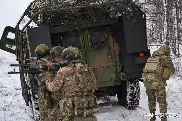 Đòn “luồn sâu đánh hiểm” khi quân đội Nga vượt biên giới Ukraine - Hình 11 Don “luon sau danh hiem” khi quan doi Nga vuot bien gioi Ukraine-Hinh-11