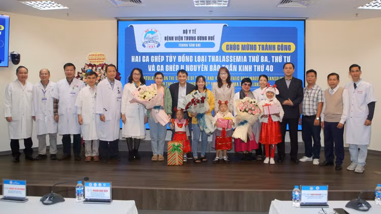 Hai benh nhi tan mau bam sinh duoc ghep tuy dong loai thanh cong