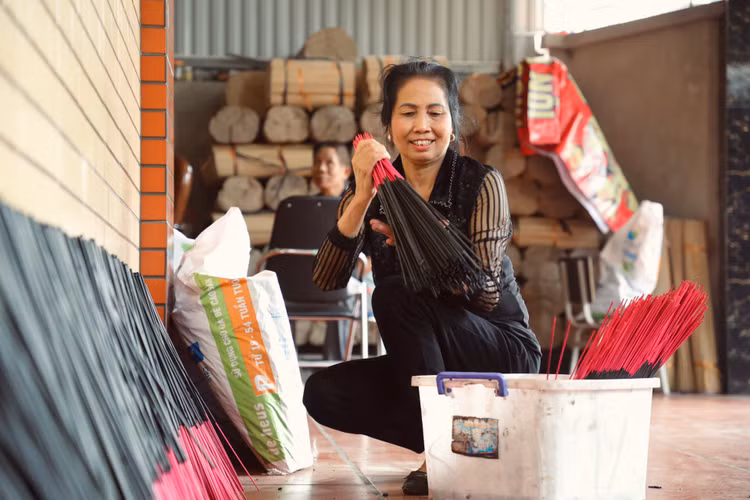 Cận cảnh quy trình làm loại hương đen độc đáo của làng Choá - Hình 9 Can canh quy trinh lam loai huong den doc dao cua lang Choa-Hinh-9