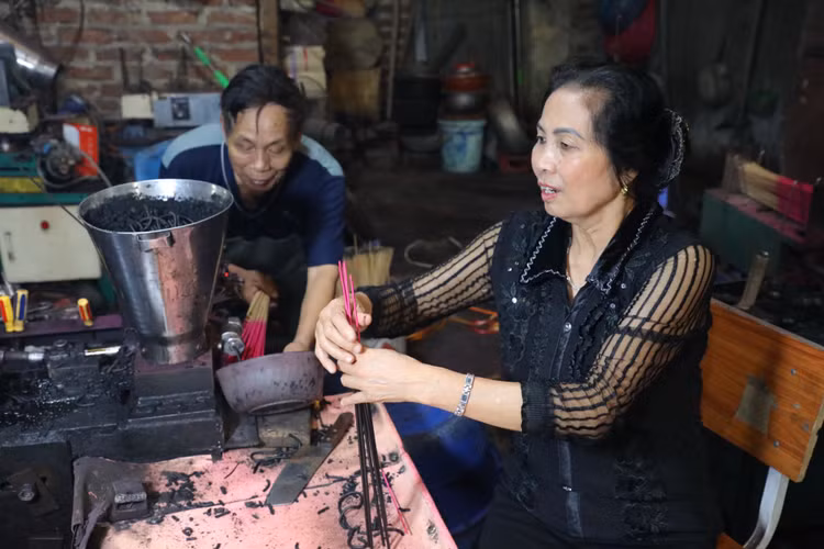 Cận cảnh quy trình làm loại hương đen độc đáo của làng Choá - Hình 3 Can canh quy trinh lam loai huong den doc dao cua lang Choa-Hinh-3