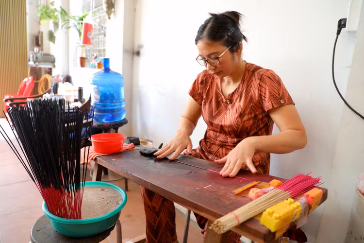 Cận cảnh quy trình làm loại hương đen độc đáo của làng Choá - Hình 10 Can canh quy trinh lam loai huong den doc dao cua lang Choa-Hinh-10