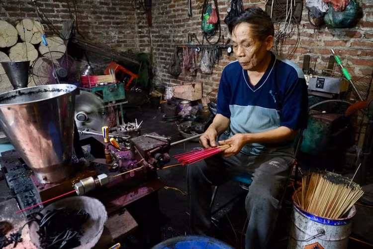 Cận cảnh quy trình làm loại hương đen độc đáo của làng Choá - Hình 7 Can canh quy trinh lam loai huong den doc dao cua lang Choa-Hinh-7