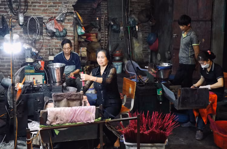 Cận cảnh quy trình làm loại hương đen độc đáo của làng Choá Can canh quy trinh lam loai huong den doc dao cua lang Choa