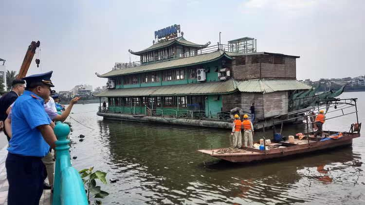 Cận cảnh cưỡng chế, tháo dỡ, di dời "tàu ma” trên Hồ Tây Can canh cuong che, thao do, di doi