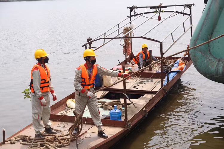 Cận cảnh cưỡng chế, tháo dỡ, di dời "tàu ma” trên Hồ Tây - Hình 4 Can canh cuong che, thao do, di doi