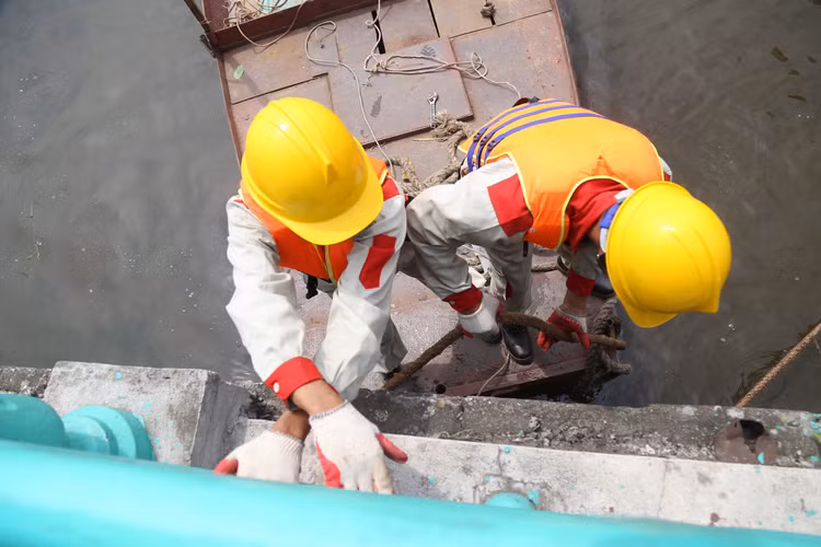 Cận cảnh cưỡng chế, tháo dỡ, di dời "tàu ma” trên Hồ Tây - Hình 8 Can canh cuong che, thao do, di doi