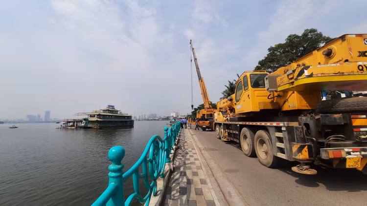 Cận cảnh cưỡng chế, tháo dỡ, di dời "tàu ma” trên Hồ Tây - Hình 2 Can canh cuong che, thao do, di doi