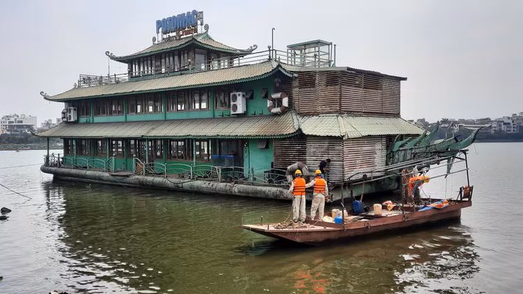 Cận cảnh cưỡng chế, tháo dỡ, di dời "tàu ma” trên Hồ Tây - Hình 9 Can canh cuong che, thao do, di doi