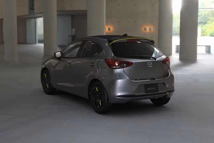 Mazda2 tiếp tục nâng cấp với màn hình giải trí "siêu to khổng lồ" - Hình 5 Mazda2 tiep tuc nang cap voi man hinh giai tri
