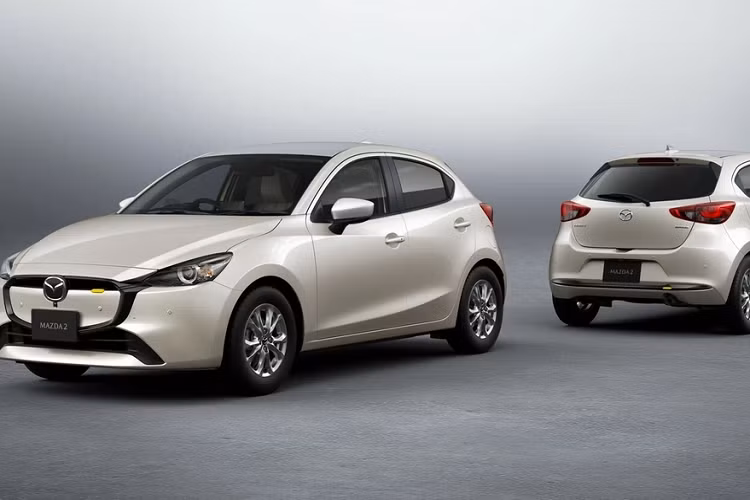 Mazda2 tiếp tục nâng cấp với màn hình giải trí "siêu to khổng lồ" - Hình 7 Mazda2 tiep tuc nang cap voi man hinh giai tri