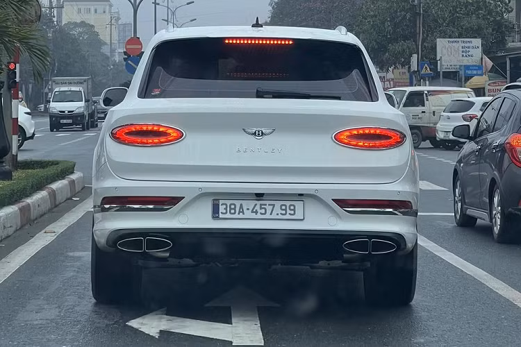 Đại gia Hà Tĩnh tậu Bentley Bentayga V8 hơn 20 tỷ, biển số... "đỉnh" - Hình 2 Dai gia Ha Tinh tau Bentley Bentayga V8 hon 20 ty, bien so...