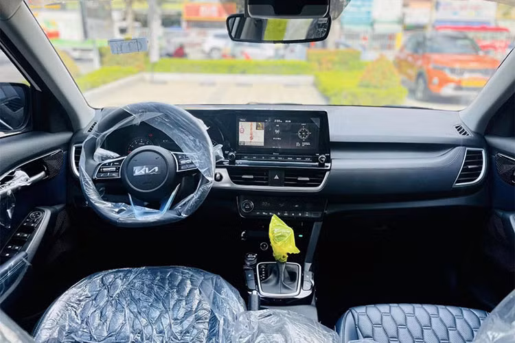 Cận cảnh Kia Seltos X-Line tại Việt Nam, rẻ hơn "đối thủ" Toyota Yaris Cross - Hình 5 Can canh Kia Seltos X-Line tai Viet Nam, re hon