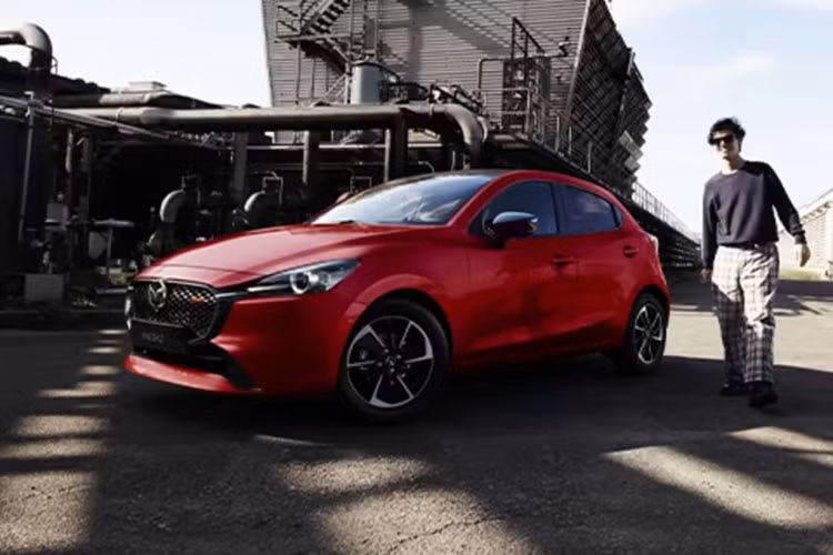 Mazda2 tiếp tục nâng cấp với màn hình giải trí "siêu to khổng lồ" Mazda2 tiep tuc nang cap voi man hinh giai tri