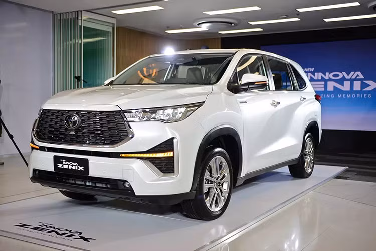 Toyota Innova 2024 Thế hệ mới của Toyota Innova 2024 dự đoán sẽ ra mắt vào cuối tháng 9/2023, xe có 2 tùy chọn động cơ. Đầu tiên là máy xăng hoàn toàn mới, dung tích 2.0L (mã hiệu M20A-FKS), sản sinh công suất tối đa 172 mã lực và mô-men xoắn cực đại đạt 205Nm. Thứ hai là hệ truyền động hybrid gồm động cơ xăng 2.0L (mã M20A-FXS) sản sinh 150 mã lực và 187Nm, kết hợp cùng mô-tơ điện đem lại tổng công suất là 183 mã lực. Phiên bản này sẽ có chế độ lái thuần điện (EV Mode).