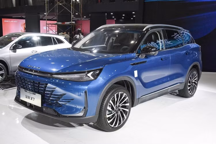 Trong khuôn khổ Triển lãm Ô tô Quảng Châu 2022, BAIC đã chính thức trình làng Beijing X7 phiên bản nâng cấp. So với phiên bản tiền nhiệm, Beijing X7 2023 mới có ngoại hình khác biệt và bổ sung nhiều trang bị hiện đại bên trong khoang nội thất.