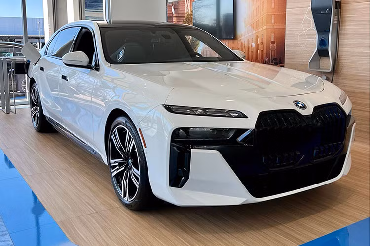BMW i7 chay dien da ve Viet Nam, san sang 