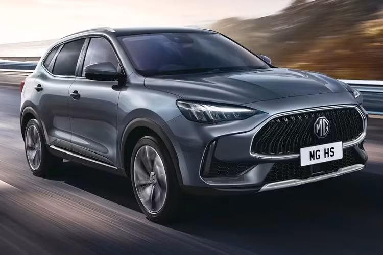 MG HS MG HS đã bị ngừng bán tại Việt Nam vào cuối năm ngoái. Sau 1 năm vắng bóng, mẫu SUV cỡ C này dự kiến sẽ quay trở lại vào cuối tháng 9 năm nay, cùng với tân binh RX5. So với RX5, MG HS dự kiến sẽ có giá bán cao hơn. Vào hồi cuối tháng 7/2023, mẫu xe này đã bị bắt gặp tại cảng ở Hải Phòng. Hình ảnh này cho thấy MG HS sắp ra mắt Việt Nam sở hữu thiết kế giống xe ở Thái Lan và Indonesia.