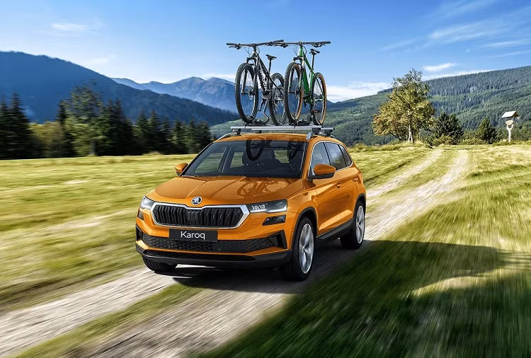 Skoda Karoq So với Kodiaq, Skoda Karoq có kích thước nhỏ hơn và thuộc phân khúc SUV cỡ C, tương tự Honda CR-V và Mazda CX-5. Theo nhân viên tư vấn bán hàng tại đại lý, mẫu xe này cũng có 2 phiên bản là Ambition 1.4 TSI Turbo và Style 1.4 TSI Turbo với giá bán tương ứng 1,07 tỷ và 1,15 tỷ đồng.
