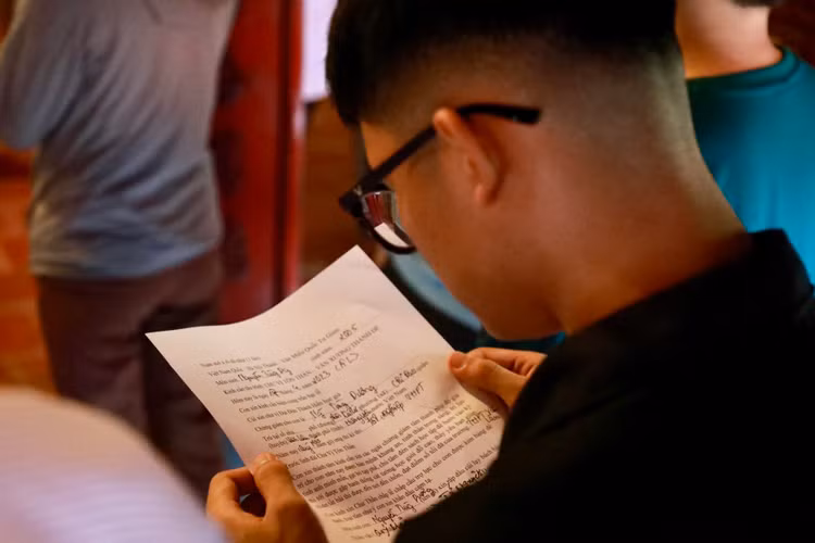 Van Mieu dong nghit si tu den cau may truoc ky thi vao lop 10-Hinh-6