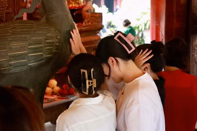 Van Mieu dong nghit si tu den cau may truoc ky thi vao lop 10-Hinh-8