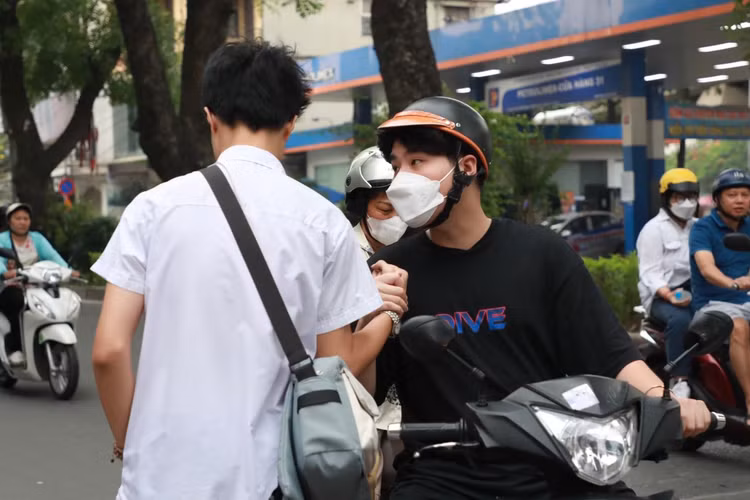 Nhung cai om that chat truoc mon thi dau tien ky tuyen sinh vao lop 10-Hinh-8