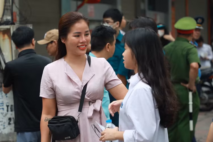 Nhung cai om that chat truoc mon thi dau tien ky tuyen sinh vao lop 10-Hinh-9