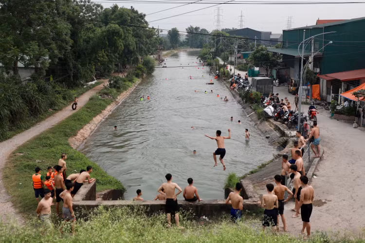 Con muong dai 10km tro thanh bai tam cho tre em Ha Noi