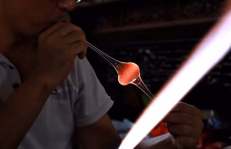 Vat va nghe thoi thuy tinh ben ngon lua do 1000 do giua ngay he-Hinh-3