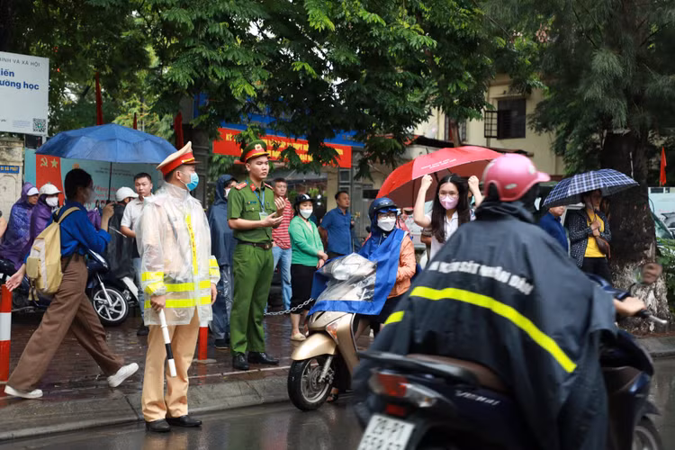 Thi sinh Ha Noi “doi mua” trong mon thi dau tien ky thi tot nghiep THPT-Hinh-5