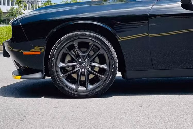 "QUA" Vũ tiếp tục chốt đơn Dodge Challenger GT hơn 3 tỷ đồng - Hình 5 Dodge Challenger thế hệ mới sở hữu cản trước khí động học giúp chiếc xe hoạt động ở tốc độ cao. Đặc biệt, xe còn sở hữu hệ thống radar phía trước trong gói an toàn cao cấp và hệ thống đèn sương mù được tích hợp. Hông xe thiết kế khỏe khoắn, đuôi có thiết kế nhô lên đầy khác biệt.