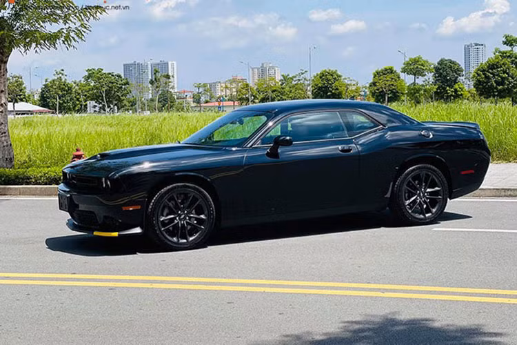 "QUA" Vũ tiếp tục chốt đơn Dodge Challenger GT hơn 3 tỷ đồng - Hình 6 Ngôn ngữ thiết kế đuôi xe Dodge Challenger không khác biệt với phần đầu khi cụm đèn hậu LED tạo hình chữ nhật đặc trưng, ống xả kép đặt đối xứng mang đến vẻ cân đối cho chiếc xe đến từ Mỹ này. Hơn nữa, Dodge Challenger 2021 còn được tích hợp cánh gió thể thao, hệ thống camera/cảm biến lùi là những trang bị không thể thiếu...