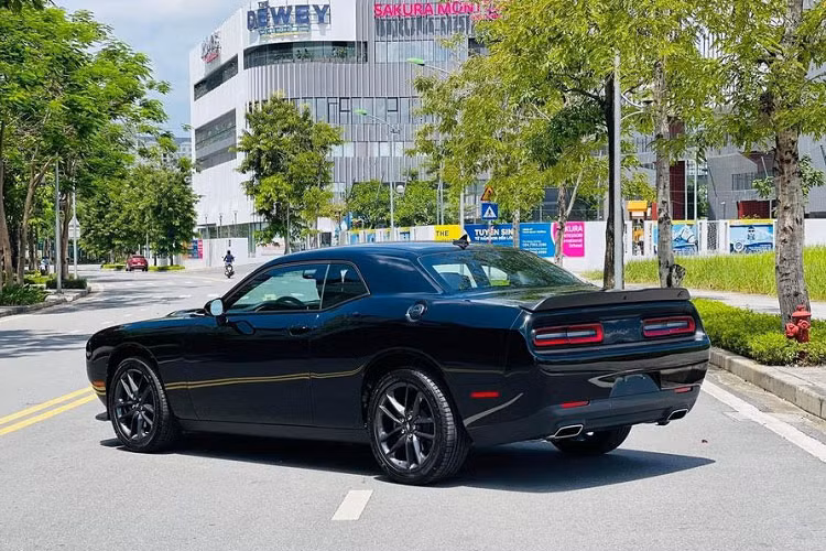 "QUA" Vũ tiếp tục chốt đơn Dodge Challenger GT hơn 3 tỷ đồng - Hình 4 Về ngoại hình, chiếc Dodge Challenger 2021 sở hữu cặp đèn pha tạo hình elip mang đến cho chiếc xe sự hầm hố. Đèn pha/cos trên xe sử dụng công nghệ LED Projector được đặt khéo léo dưới lớp mui xe. Trung tâm là hệ thống lưới tản nhiệt được chia thành 2 khoang riêng biệt có logo GT, trên nắp ca-pô xe sở hữu hốc thoát gió để làm mát động cơ.