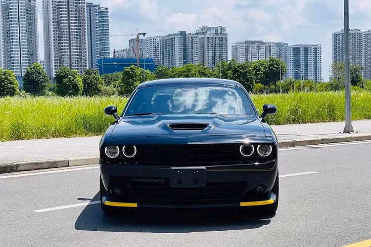 "QUA" Vũ tiếp tục chốt đơn Dodge Challenger GT hơn 3 tỷ đồng - Hình 3 Theo một số nguồn tin, giá xe Dodge Challenger GT 2021 của ông Đặng Lê Nguyên Vũ khoảng hơn 3 tỷ đồng và mới chỉ lăn bánh hơn 2.000 km, xe được nhập khẩu về nước từ 2020 và chỉ có 2 chiếc tại Việt Nam.
