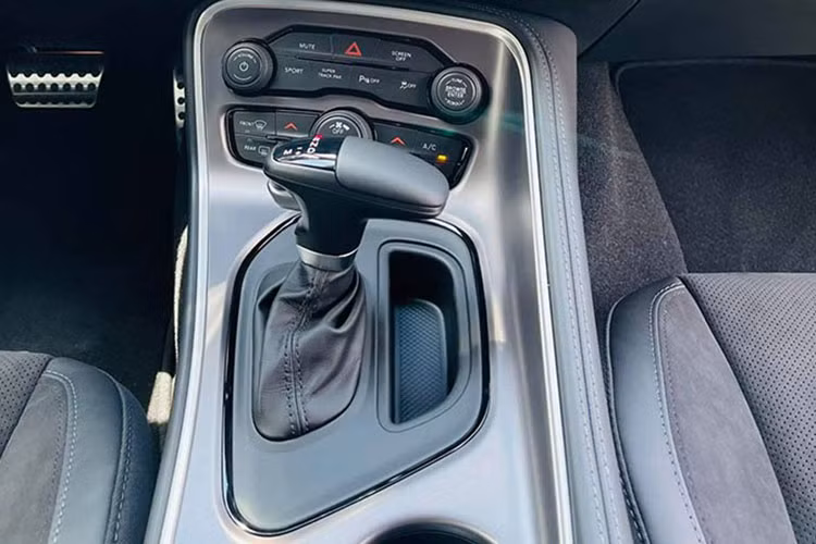 "QUA" Vũ tiếp tục chốt đơn Dodge Challenger GT hơn 3 tỷ đồng - Hình 11 Xe có điều hòa tự động, sấy kính, nút bấm khởi động, chìa khóa thông minh, loa Alpine, đèn pha tự động… Ngoài ra, Dodge Challenger 2021 được đánh giá là chiếc xe thể thao an toàn với nhiều công nghệ tiên tiến như: phanh ABS/BA/EBD, cảnh báo chệch làn đường và hỗ trợ giữ làn, cảnh báo điểm mù, cảnh báo va chạm thông qua radar, ga tự động thích ứng, camera/cảm biến lùi…