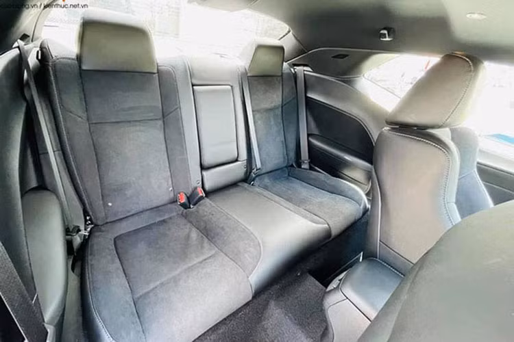 "QUA" Vũ tiếp tục chốt đơn Dodge Challenger GT hơn 3 tỷ đồng - Hình 10 Xe sở hữu hệ thống ghế ngồi 2+2 với chất liệu da kết hợp da lộn. Ghế lái chỉnh điện và ghế phụ chỉnh cơ cùng chức năng sưởi ấm/làm mát được điều chỉnh trên màn hình trung tâm. Hệ thống giải trí với màn hình cỡ lớn có tính năng kết nối điện thoại thông minh, phát wifi, kết nối USB, Bluetooth…
