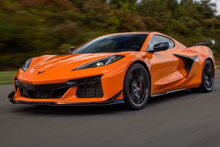 3. Chevrolet Corvette Z06 Là thế hệ Z06 đầu tiên có thiết kế động cơ đặt giữa, Chevrolet Corvette Z06 2023 được tuyên bố là mẫu siêu xe thương mại sở hữu khối động cơ V8 hút khí tự nhiên mạnh nhất thế giới tính đến thời điểm hiện tại. Xe có giá khởi điểm từ 106.000 USD (khoảng 2,43 tỷ VNĐ).