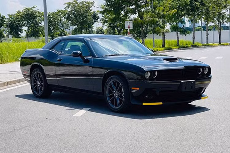 "QUA" Vũ tiếp tục chốt đơn Dodge Challenger GT hơn 3 tỷ đồng - Hình 12 Là phiên bản tiêu chuẩn nên Dodge Challenger GT 2021 sử dụng động cơ xăng V6 dung tích 3.6L cho công suất cực đại 305 mã lực và mô-men xoắn 363 Nm. Cỗ máy trên kết hợp số tự động 8 cấp và hệ dẫn động 4 bánh. Ngoài ra, khách hàng còn có thêm lựa chọn phiên bản cao cấp với động cơ V8 dung tích 6.2L cho công suất đến 717 mã lực.