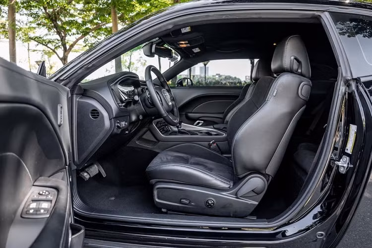 "QUA" Vũ tiếp tục chốt đơn Dodge Challenger GT hơn 3 tỷ đồng - Hình 9 Vô-lăng xe được thiết kế dạng 3 chấu bọc da với các lỗ thông khí cùng hàng loạt phím bấm chức năng. Trong đó, chiếc xe này được Dodge cung cấp 2 chế độ ga tự động và ga tự động thích ứng mang đến nhiều lựa chọn hơn cho người dùng. Ở phía sau, cụm đồng hồ dạng Analog kết hợp với màn hình trung tâm hiển thị thông tin vận hành.