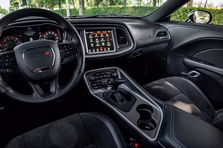 "QUA" Vũ tiếp tục chốt đơn Dodge Challenger GT hơn 3 tỷ đồng - Hình 8 Bên trong khoang nội thất, Dodge Challenger 2021 mới tiếp tục thể hiện sự cơ bắp với tâm điểm là hệ thống màn hình trung tâm nối liền cụm đồng hồ lái. Thiết kế của xe theo xu hướng thể thao nên sẽ không quá sang trọng ở đây. Tuy nhiên, cách bố trí mọi chi tiết đều hướng về người lái giúp việc điều khiển xe dễ dàng hơn.