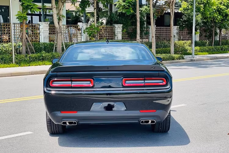 "QUA" Vũ tiếp tục chốt đơn Dodge Challenger GT hơn 3 tỷ đồng - Hình 2 Trước đó vào hồi tháng 6 năm nay, vị doanh nhân nổi tiếng này đã “chốt đơn” thành công chiếc Dodge Challenger Hellcat Redeye duy nhất tại Việt Nam. Và đến nay, Dodge Challenger GT về tay QUA Vũ.