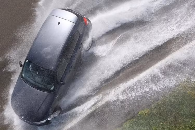 Xe oto bi “truot nuoc” (Hydroplaning) - nguyen nhan va cach phong tranh