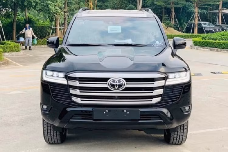 Toyota Land Cruiser 2023 ve Viet Nam, dai ly kem “lac” gan 2 ty dong