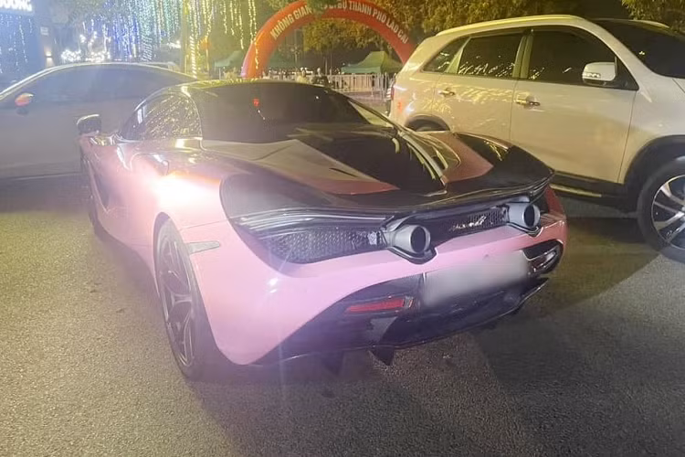 Mới đây trên các con đường tại tỉnh Lào Cai bất ngờ xuất hiện một chiếc siêu xe McLaren 720S Spider mui trần mang màu hồng cánh sen đã nhận được nhiều sự quan tâm của nhiều người. Siêu xe lăn bánh tại tỉnh thành phía Bắc này không phải hiếm nhưng đây là chiếc McLaren đầu tiên xuất hiện ở Lào Cai lại còn mang màu quá nổi bật của phái đẹp.